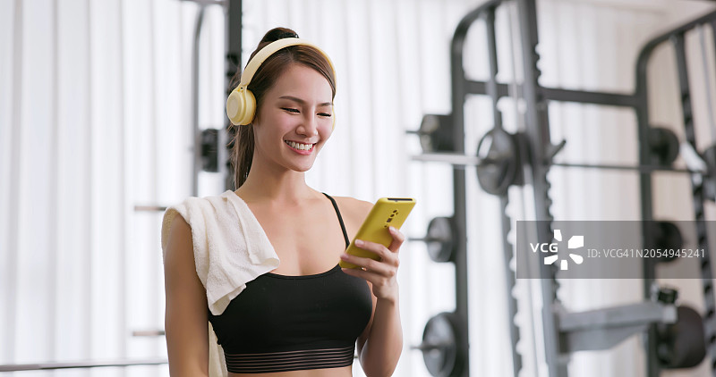 健身房的女性智能手机耳机图片素材