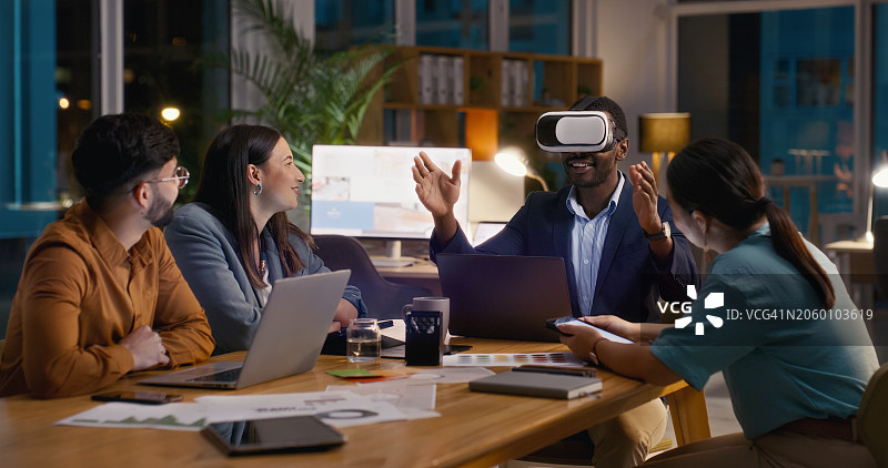 未来主义，团队和商人在晚上的办公室里使用虚拟现实来获得虚拟世界的用户体验或增强世界。VR眼镜，员工与未来技术或数字用户体验的合作图片素材