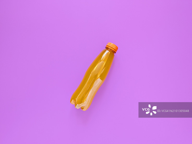 塑料瓶与橙色饮料内紫色丁香的背景图片素材