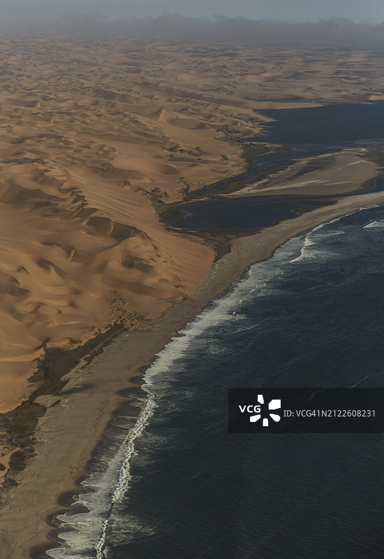 纳米比亚。骷髅海岸的海洋和沙漠。图片素材
