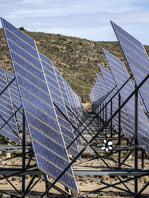 大型太阳能发电厂太阳能电池板组的细节。图片素材
