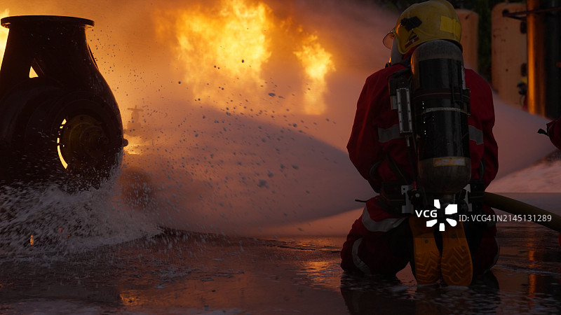 消防员训练，消防员用水灭火，泰国。图片素材