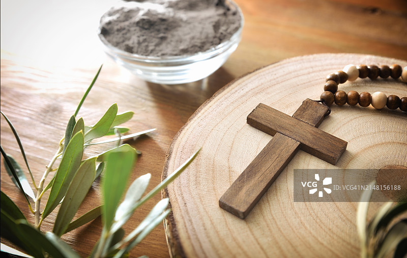 桌子上十字架和圣经的特写图片素材