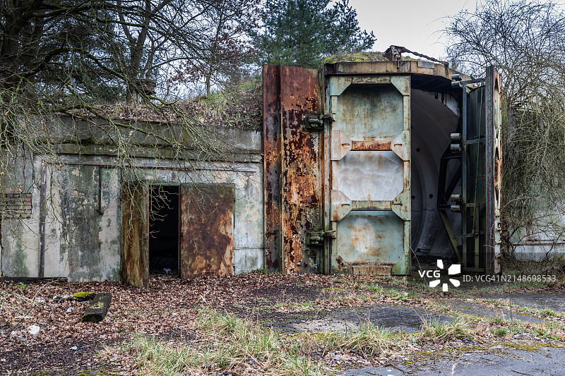 巨大的入口大门，通往一个废弃的sovjet军用地面上的废弃地堡图片素材