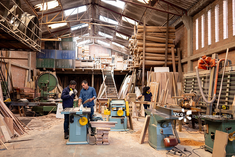 一家木材工厂的领班在培训一名新员工图片素材