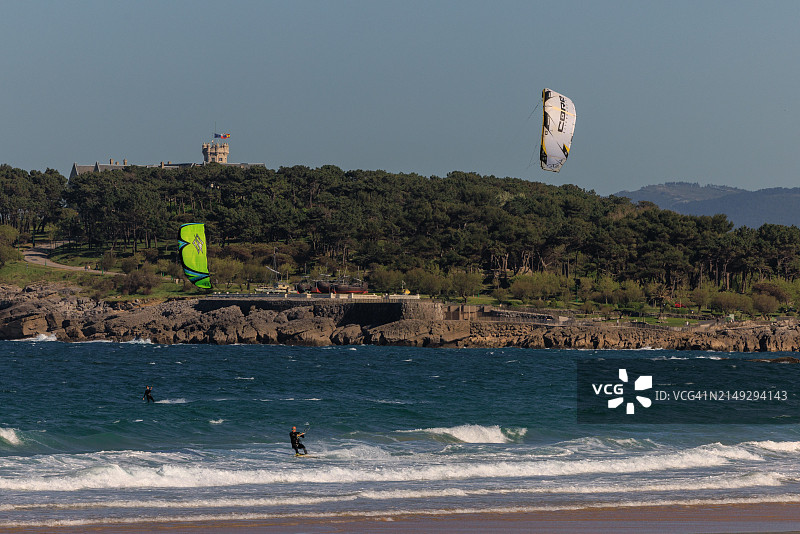 风筝冲浪在撒丁罗海滩和马格达莱纳宫的背景图片素材