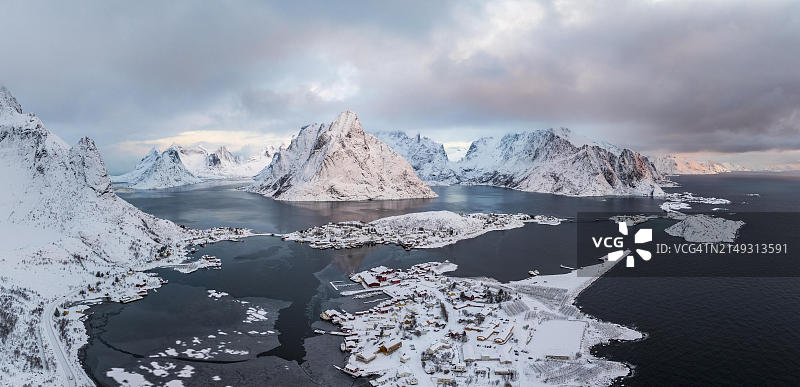 白雪覆盖的岛屿，峡湾和山脉，渔村萨克里索伊和莱因，莱内峡湾，罗弗敦，挪威，欧洲图片素材