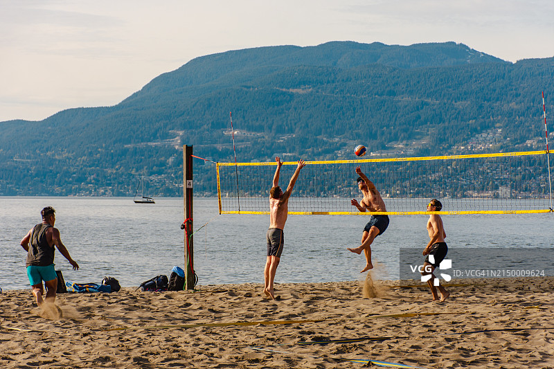 人们在温哥华打沙滩排球图片素材