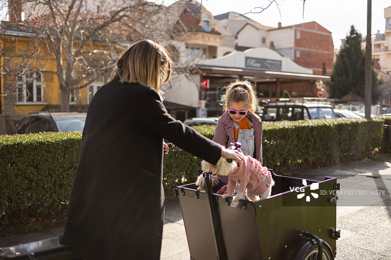 在城市里享受载货自行车的幸福家庭图片素材