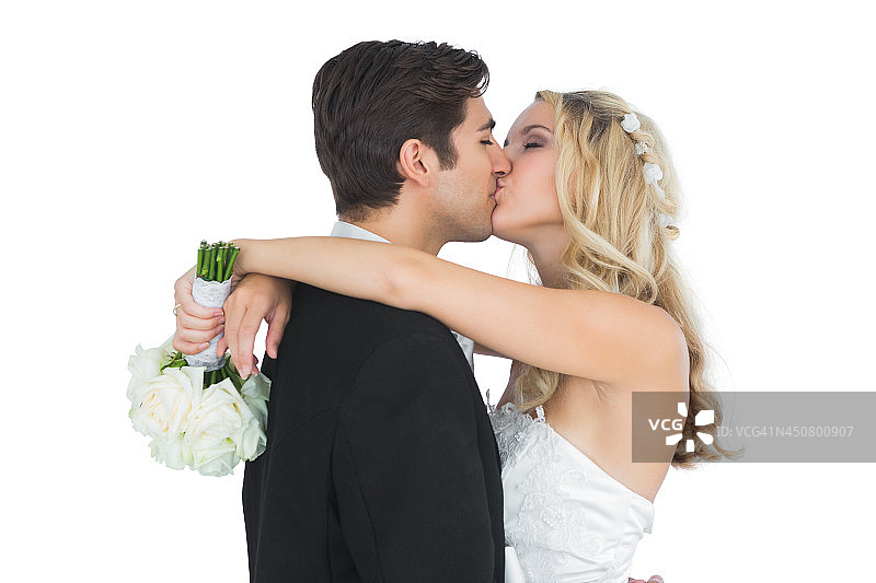 幸福迷人的已婚夫妇摆出亲吻对方的姿势图片素材
