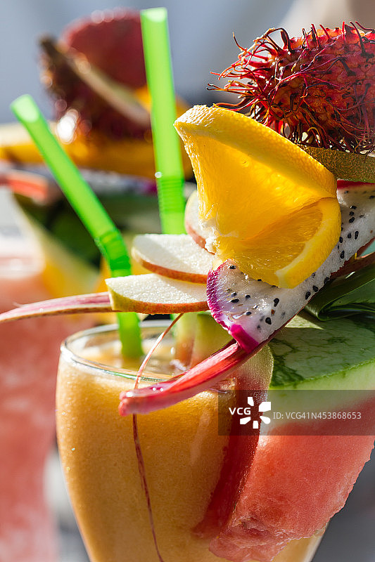 西瓜和新鲜水果饮料的特写图片素材