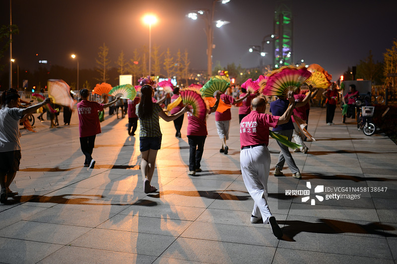 许多中国人在晚上跳舞“新年轻人”- XXXLarge图片素材