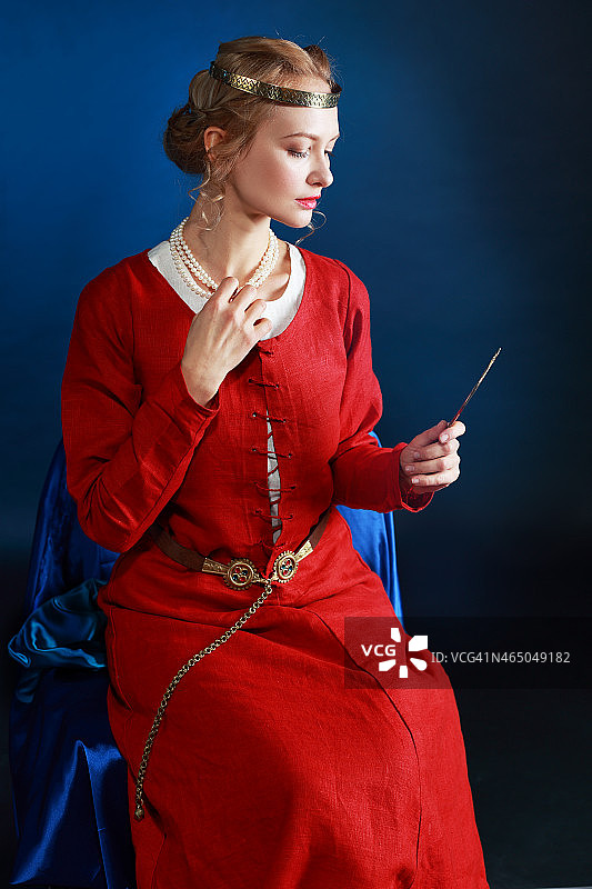穿着中世纪服装的女人图片素材