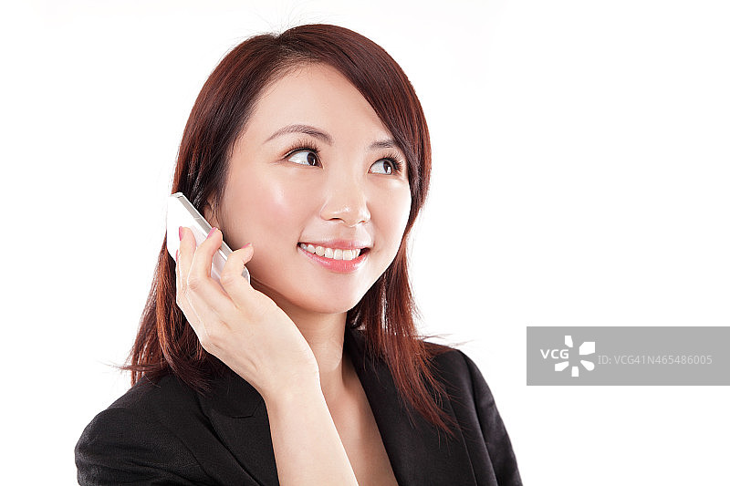 中国女人用手机微笑着抬头看白色的背景图片素材