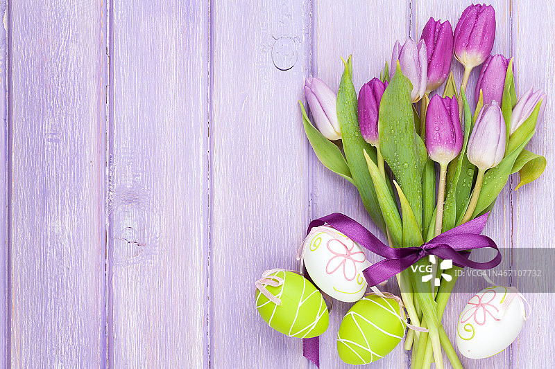 紫色郁金香花束和复活节彩蛋图片素材