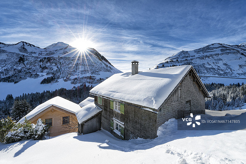 滑雪小屋的日出图片素材