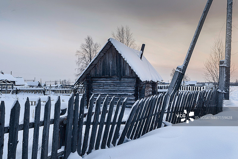 一个下雪的早晨，在俄罗斯的村庄里的小屋图片素材