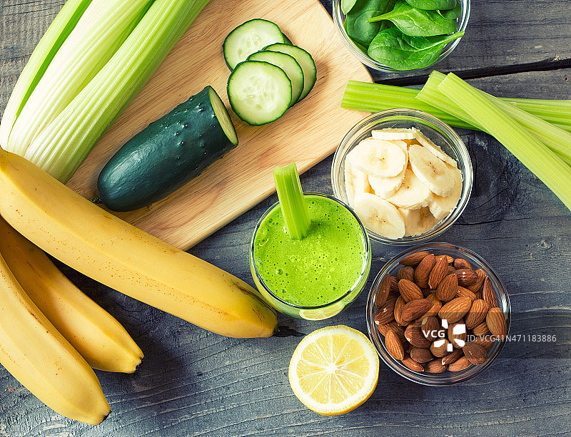 绿色新鲜健康的水果和蔬菜奶昔图片素材