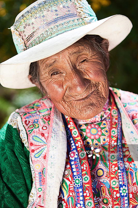 穿着民族服装的秘鲁妇女，秘鲁的Chivay图片素材