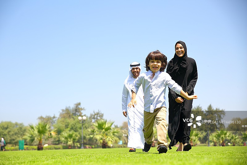 一个阿拉伯酋长国的家庭在公园里图片素材