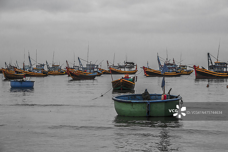 越南渔村的越南风格船图片素材