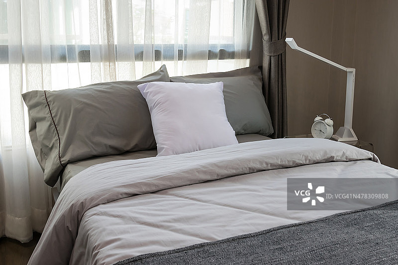 现代豪华卧室与枕头和灯图片素材