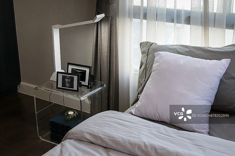 现代豪华卧室与枕头和灯图片素材