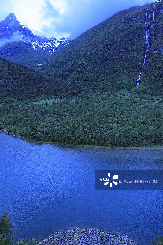 夜间的蓝山峡湾和瀑布——挪威图片素材