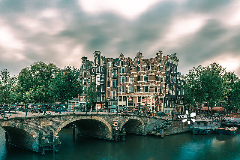 阿姆斯特丹运河和大桥的黄昏城市景观图片素材