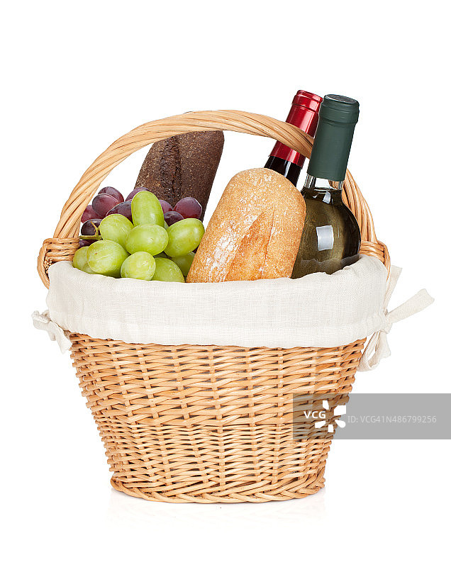 野餐篮子，面包，奶酪，葡萄和酒瓶图片素材