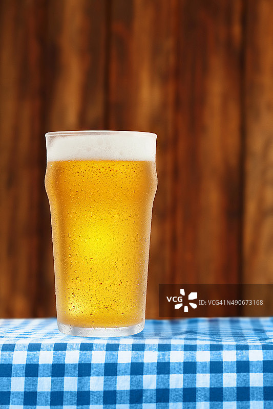 冰镇的啤酒杯中满是凝结的水珠图片素材