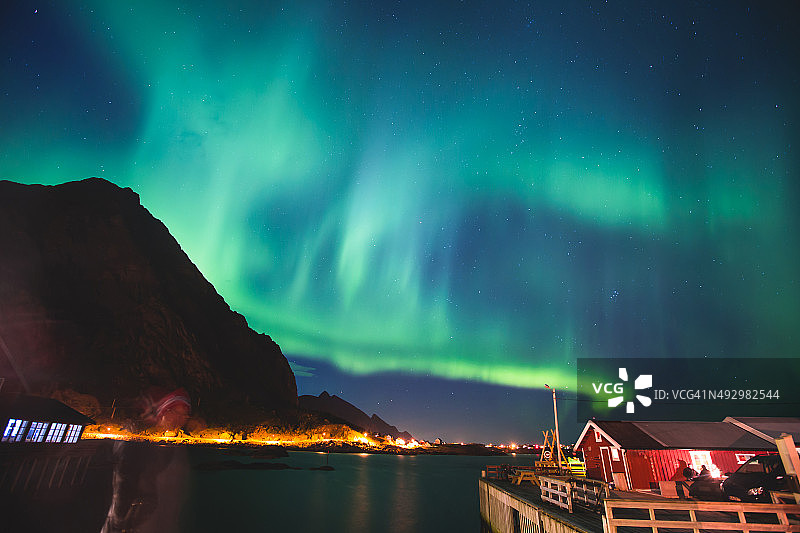 挪威罗浮敦群岛巨大而充满活力的北极光图片素材