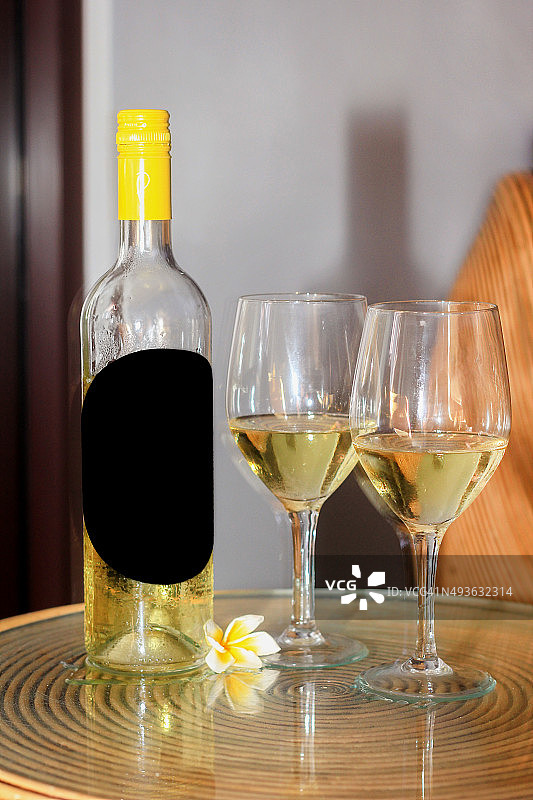 阳台上放着一瓶白葡萄酒和玻璃杯图片素材