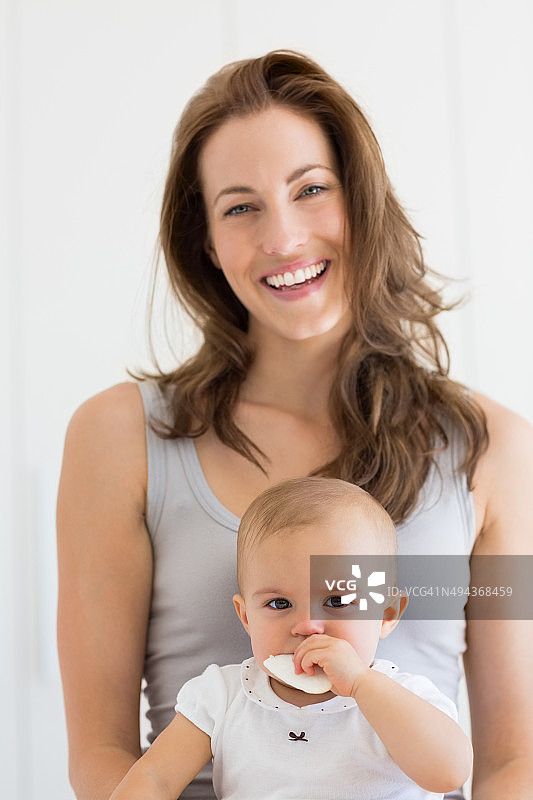 一个微笑的母亲和婴儿的特写肖像图片素材
