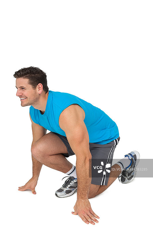 侧面的一个运动微笑的男人在跑步的姿态图片素材