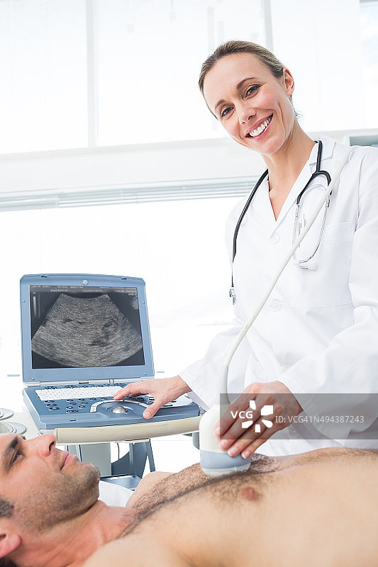 医生用超声波扫描男性病人图片素材