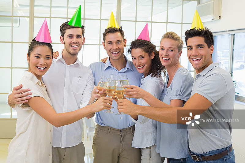 随意微笑的商务团队用香槟祝酒图片素材