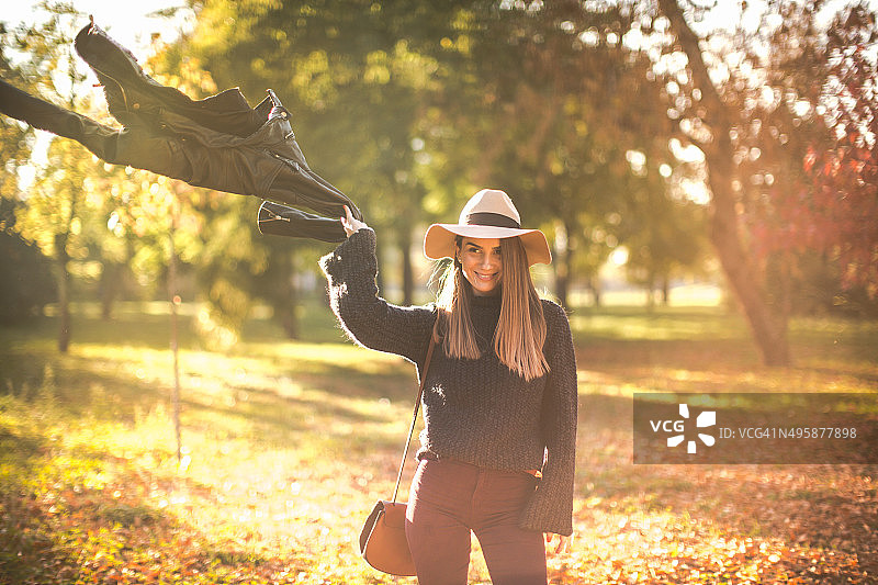 在秋天的公园里戴着帽子的女人图片素材