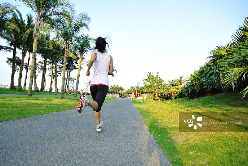 健康生活方式亚洲女人在热带公园慢跑图片素材