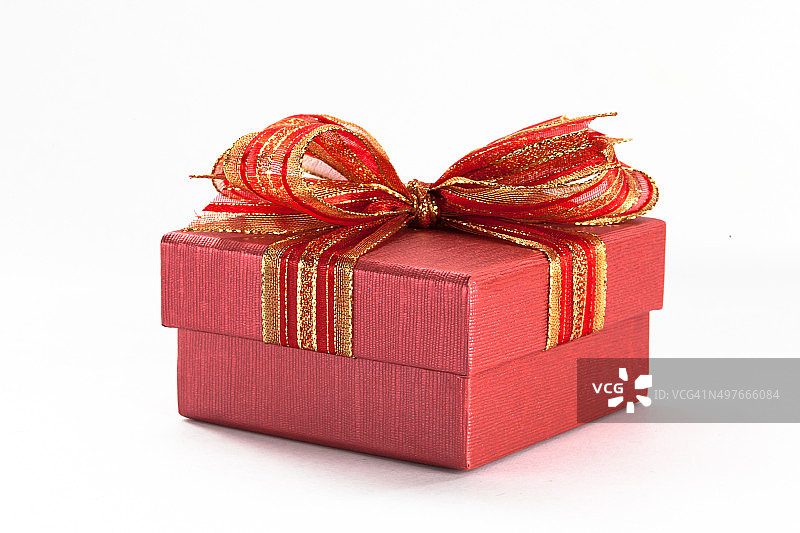 红色礼品盒与红色丝带在白色的背景图片素材