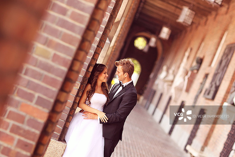 匈牙利塞格德的一对美丽的新婚夫妇图片素材