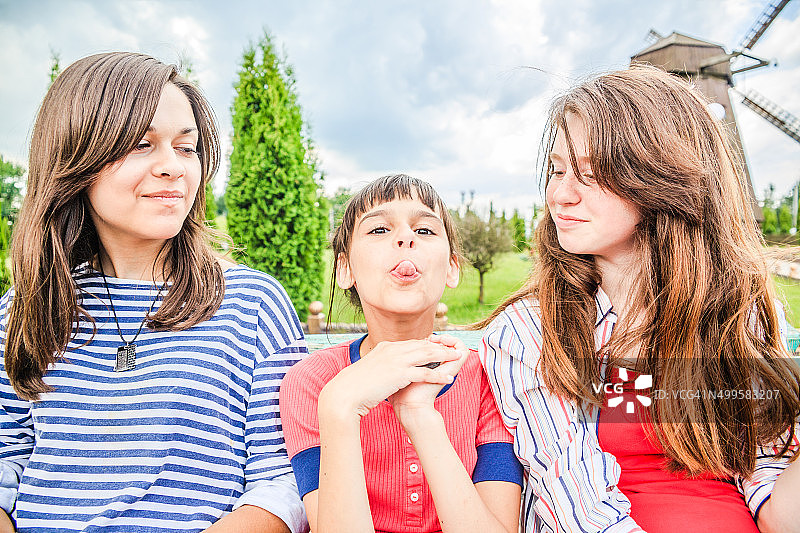 三个朋友，十几岁的女孩，在夏季公园里图片素材