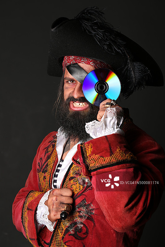 一个穿着海盗服装的英俊男子的肖像图片素材