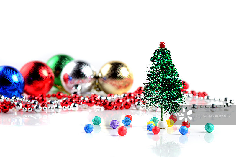圣诞树在白色背景下的圣诞球。圣诞装饰。图片素材