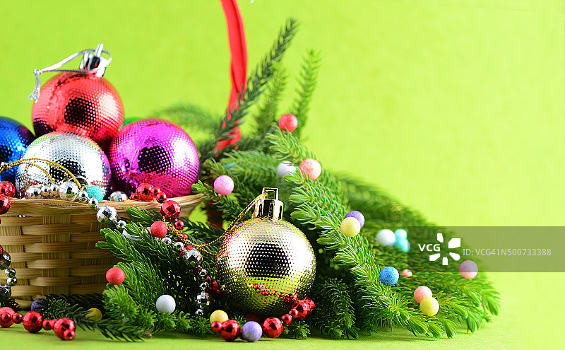 圣诞节装饰:彩色的圣诞球和装饰物与圣诞树图片素材