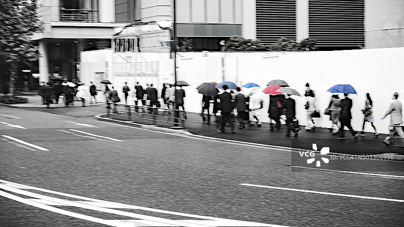 日本东京雨天的通勤者图片素材
