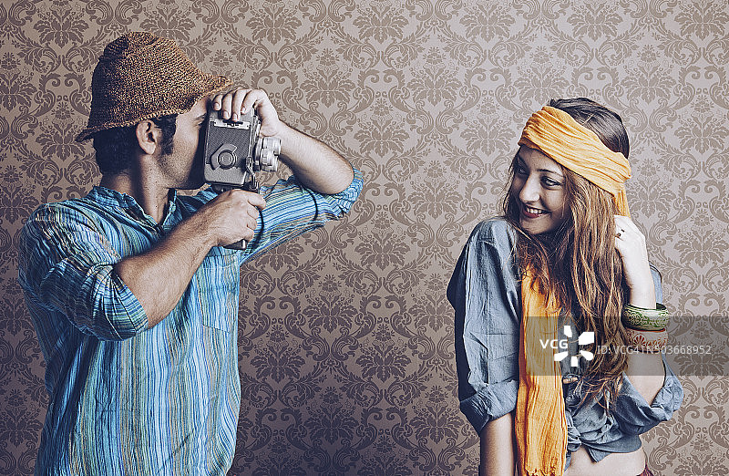 一个年轻人正在拍摄他的女朋友图片素材
