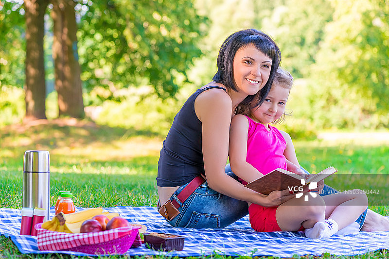 年轻的母亲和她的女儿在野餐图片素材