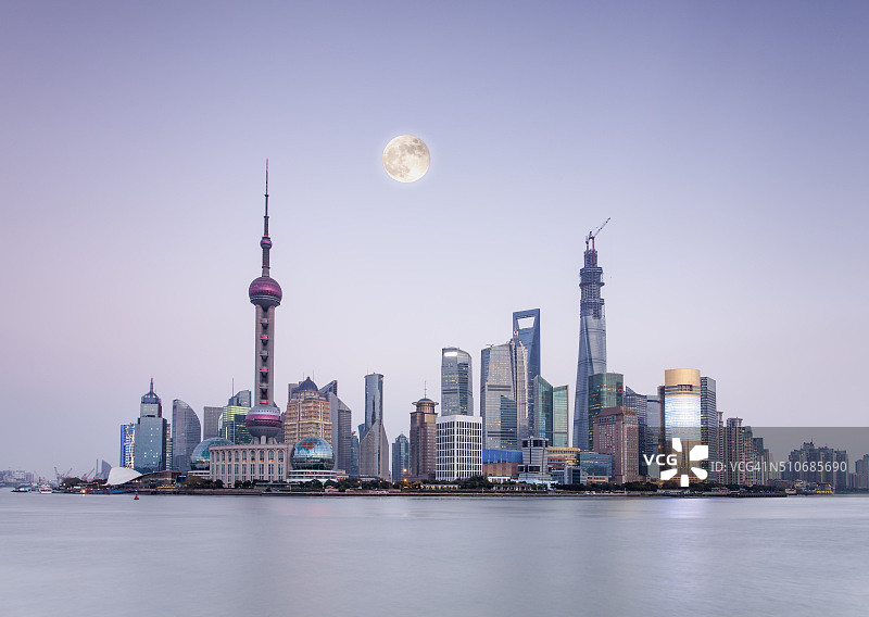满月之夜的上海天际线图片素材