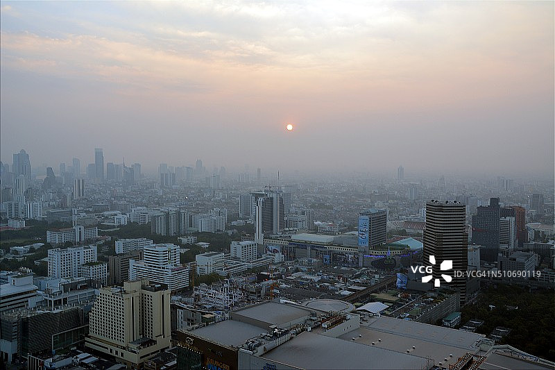 曼谷在日落的雾城市景观，泰国图片素材